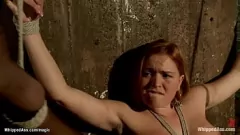 Afspelen Squatter anaal vingers enorme borsten babe in een hardcore lesbische dominantie scène met kokhalzen en rimjob