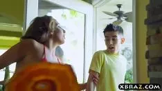 تشغيل كبير الثدي الإباحية لا يتركه حتى يمارس الجنس معها