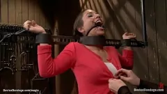 Redare Mz Berlin domină o fată legată și călușată de alături cu un vibrator într-o temniță a durerii și a plăcerii