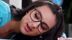 Jouer Eliza Ibarra dans une baise hardcore au bureau : chatte rasée, gorge profonde et action en levrette
