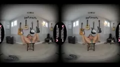 Reproduzir Experimente a derradeira fantasia de realidade virtual com a deslumbrante bomba latina Luna Leve enquanto ela se dá prazer com um vibrador de vidro em lingerie sexy e salto alto
