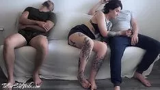 Afspelen Twee broers neuken een 21-jarige tattoo voor haar poesje