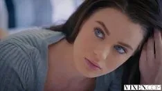 Jouer La fille aux yeux bleus a regardé attentivement sa bite et l'a baisé