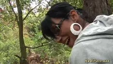 Jouer Sexe fou dans la forêt avec une adorable brune