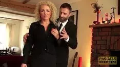 Oynat Olgun sarışın ile kıvırcık saçlı hakim ve fucked agresif