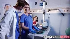 Jouer Un dentista rafforza i denti di un paziente