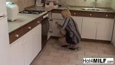 Afspelen Een rijpe vrouw bedrijft de liefde met een jonge jongen met een grote lul