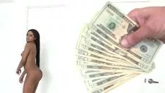 Reproduzir a negra paga por um romeno com 200 dólares para concordar em fazer um filme pornô