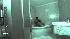 Reproduzir Ela quer fazer sexo na água e o menino transa com ela na banheira