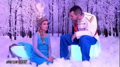 Afspelen Het pornoblondje uit de tekenfilm Frozen heeft wilde seks