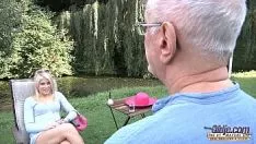 Afspelen Trekt haar slipje voor seks op de rug met handpalmen op haar grote kont