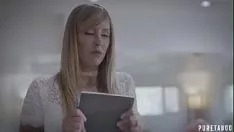 Jouer La blonde casse la bite à chaque fois qu'il la surprend en érection car c'est ce qui l'attire