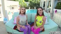Jouer Deux belles jeunes femmes se mettent la langue dans le cul puis la bite