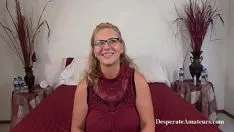 Abspielen Sie platziert ihre Muschi sehr gut in der Mitte des Gesichts dieses Mannes, der an ihr riecht und sie küsst