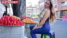 Afspelen Andra verkoopt groenten en poesjes in de buurt