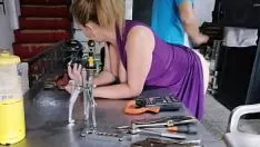 Afspelen Deze blondine is lang en dun en heeft een zeer goed gewaxt poesje. Ze wil pik zuigen