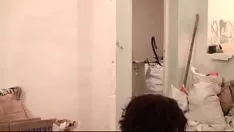 Afspelen Goede lulslet met hele grote knobbels die zichzelf insmeerde met olie om de lul in haar te krijgen