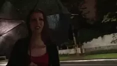 تشغيل يقوم بالضغط على كس الشابة بشدة بينما يضاجعها في مؤخرتها بعد أن صفعها