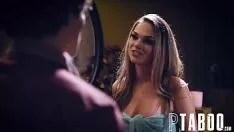 Jouer Il aime avoir les relations sexuelles les plus romantiques avec sa femme parce que cela le fait éjaculer