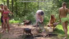 Oynat Seks yapan bir grup arkadaşımla ormanda barbekü yapıyorum.