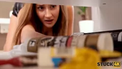 Jouer Coincée en levrette : une ado brune se fait prendre un creampie coincé en 4K dans un porno 4K