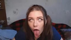 Afspelen Solo tiener Katya Letova met dildo en vibrator
