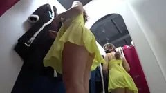 Afspelen Bespioneer jonge babe in openbare kleedkamer: naakt en probeer sexy lingerie