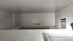 Afspelen Gespierde amateur pronkt met grote lul in de badkamer