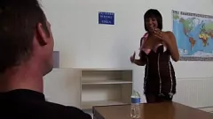 Afspelen Vrolijke lerares Romana Ryder kan de grote lul van haar leerling niet weerstaan