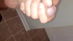 Afspelen Andrew Kane's solosessie: hete handjob en explosieve cumshot