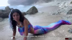 تشغيل سخيف أميرة حورية البحر صغيرتي على الشاطئ!