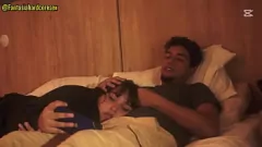 Jouer Regarder un film avec ma demi-soeur se transforme en une expérience de pipe en gorge profonde