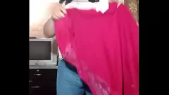 Afspelen Sensuele crossdresser Liseth's strakke jeans gemarkeerd met cumshot