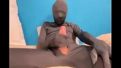Odtwórz Zmysłowa masturbacja solo w czarnym body