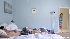 Afspelen Petite Teen Charlie Forde wordt hardcore in POV