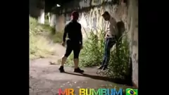 Afspelen Braziliaanse stud neukt de geschikte zakenman in het openbaar