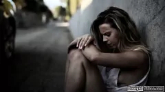 تشغيل طفل الشارع ينزل ويسخن مع عشيق ثري: لقاء الجنس في سن المراهقة مروع