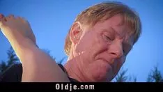 Afspelen Hij zag dat hij geld had en legde het bij zich, ook al was hij oud