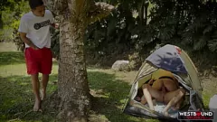 Afspelen Outdoor Adventure: Annie Marin's Wild Threesome met Dani en Phillip