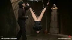 Oynat Esmer köle, esaret süspansiyonunda yapay penis ile kaba anal penetrasyon alır
