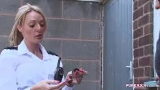 Jouer Sesso anale con un poliziotto che l'ha portata al primo orgasmo in un secondo