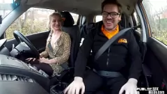Odtwórz Busty Driving Student zyskuje seks publiczny ustny w samochodzie