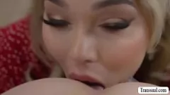 Redare T-Girl Emma Rose ia pula mare a lui Zac Bishop în fundul ei strâns