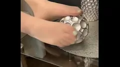 Reproduzir Modelo adolescente quente mostrando seu fetiche de nylon e brincando com os pés