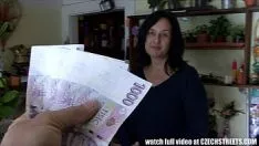 Oynat Çiçek Satan Süpürgeyle Seks Parasını Veren Bir Çocuğu Sikiyor