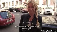 Odtwórz Skromna blondynka uprawia seks z mężczyzną, który ma pieniądze