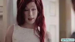 Afspelen Verleidelijke roodharige shemale Jenna gorgelt diep in de keel van stiefvader's enorme lul in lingerie